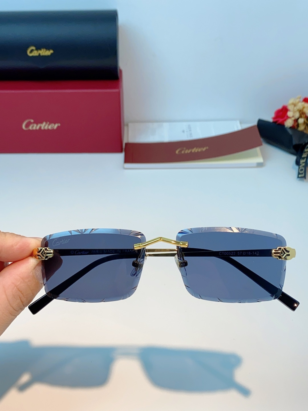 Cartier卡地亚｜无框钻石切边太阳镜 轻奢无框设计，解锁高级氛围感✨甄选精致金色镜架，搭配钻石切边工