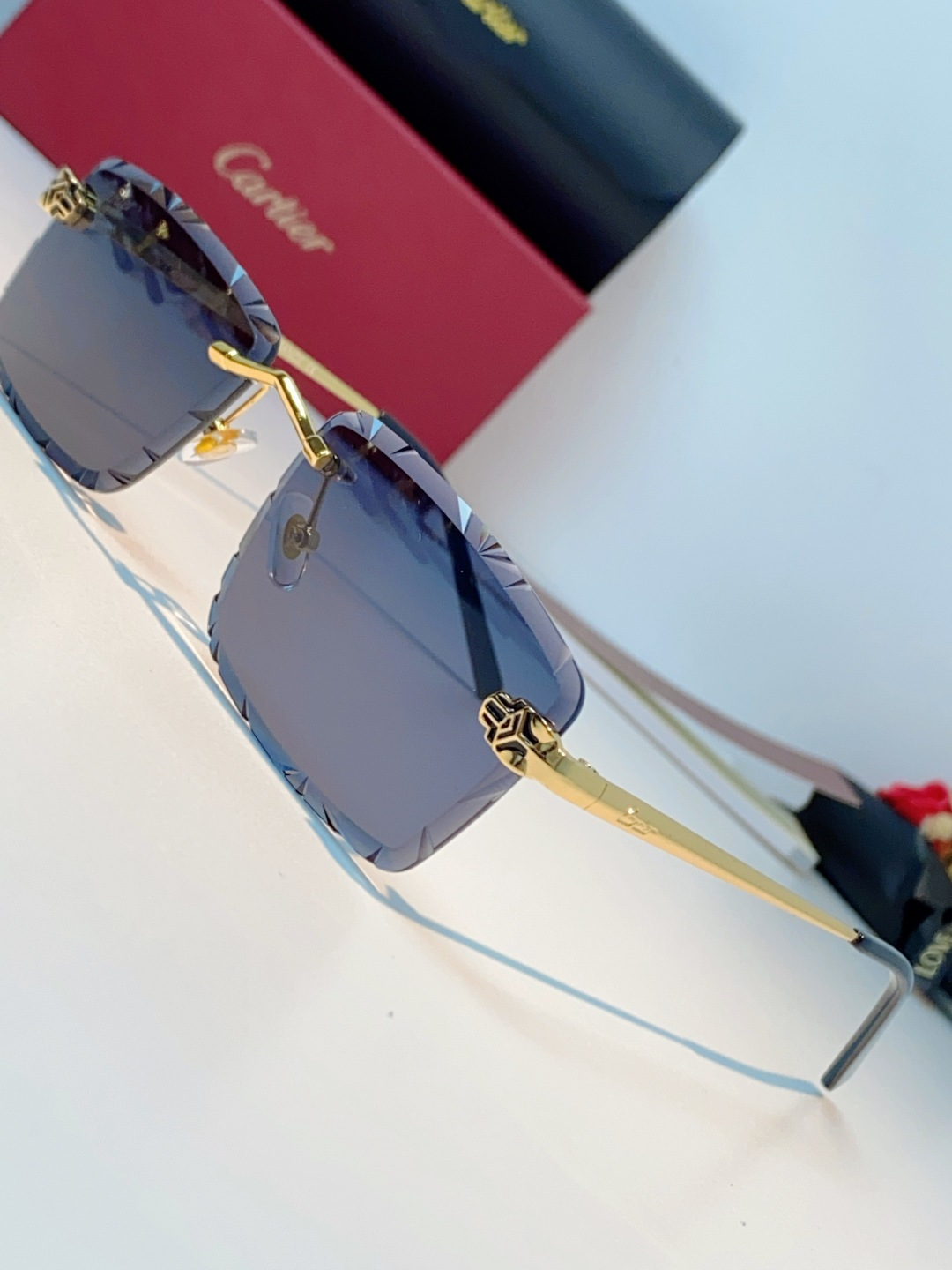 Cartier卡地亚｜无框钻石切边太阳镜 轻奢无框设计，解锁高级氛围感✨甄选精致金色镜架，搭配钻石切边工