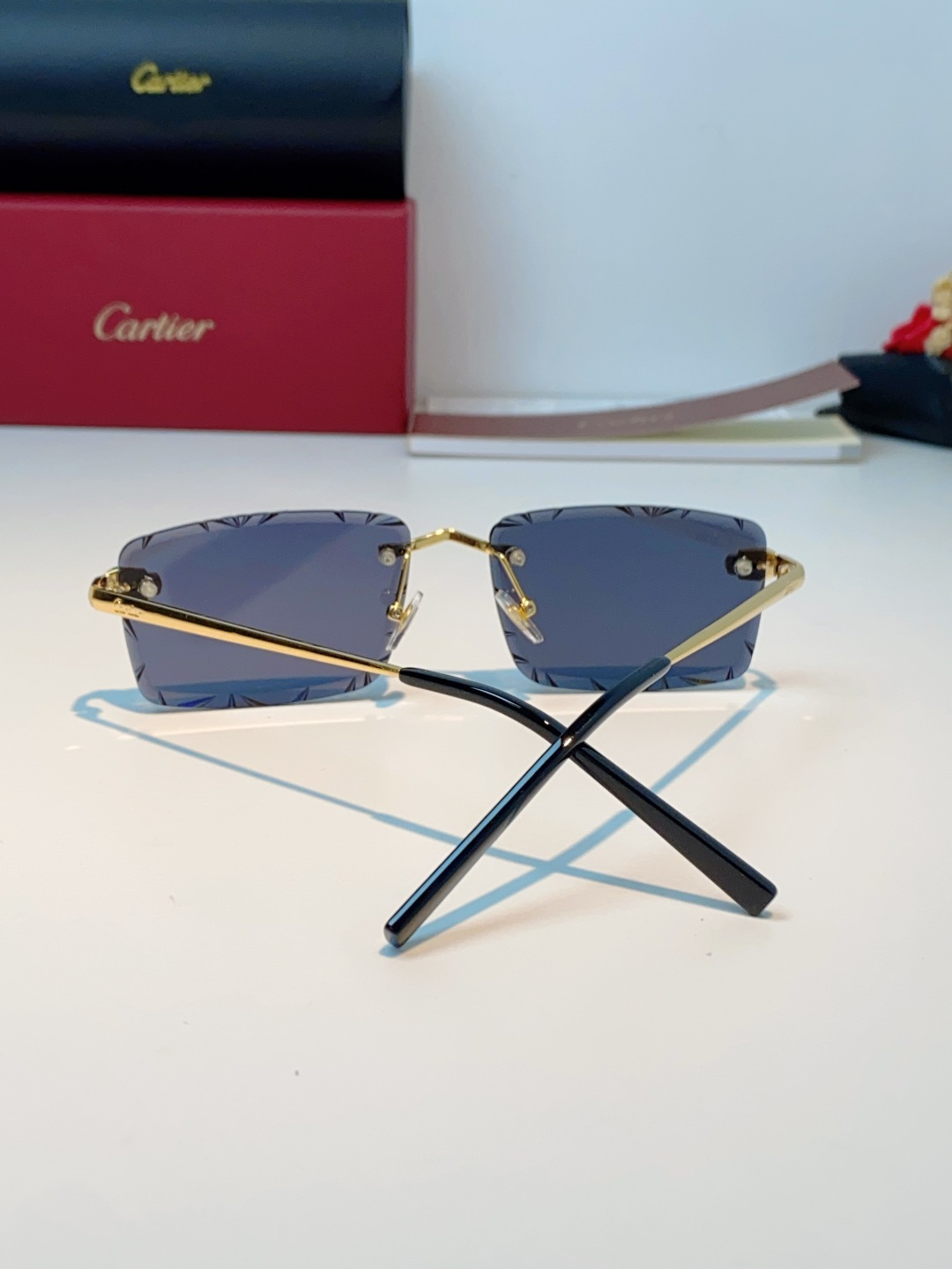 Cartier卡地亚｜无框钻石切边太阳镜 轻奢无框设计，解锁高级氛围感✨甄选精致金色镜架，搭配钻石切边工