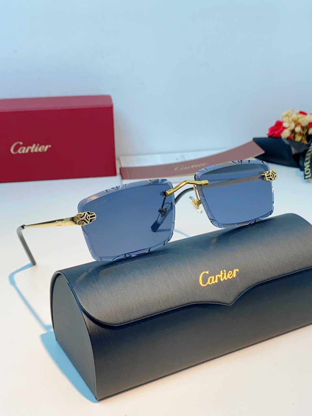 Cartier卡地亚｜无框钻石切边太阳镜 轻奢无框设计，解锁高级氛围感✨甄选精致金色镜架，搭配钻石切边工