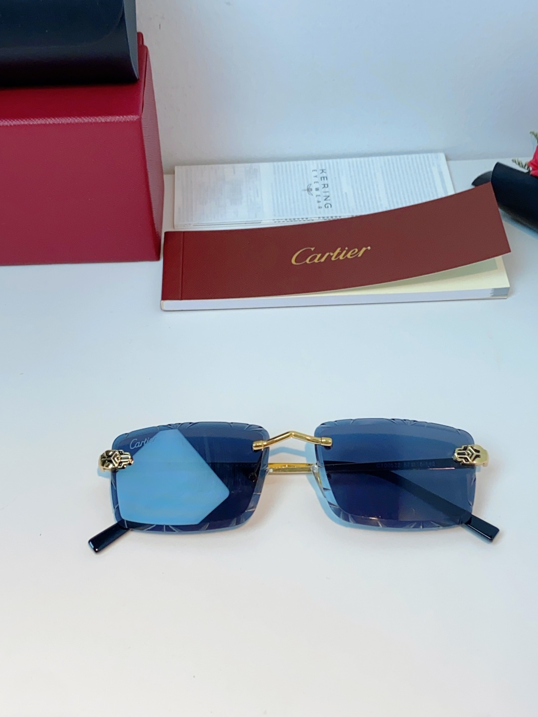 Cartier卡地亚｜无框钻石切边太阳镜 轻奢无框设计，解锁高级氛围感✨甄选精致金色镜架，搭配钻石切边工