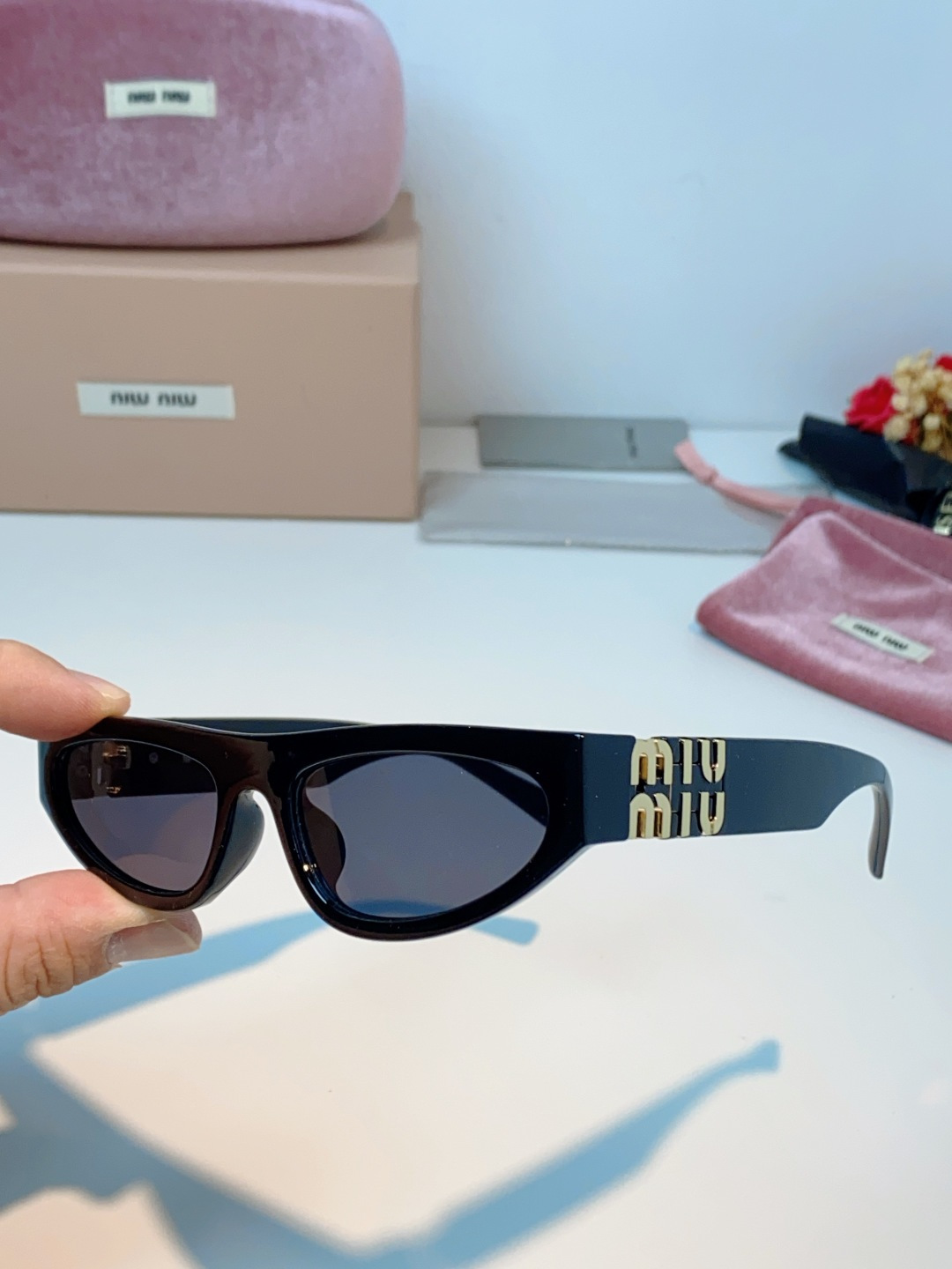 MiuMiu缪缪 2026新款经典猫眼版型利落上扬的猫眼轮廓，修饰脸型一绝，秒变小脸精致感，自带复古摩登