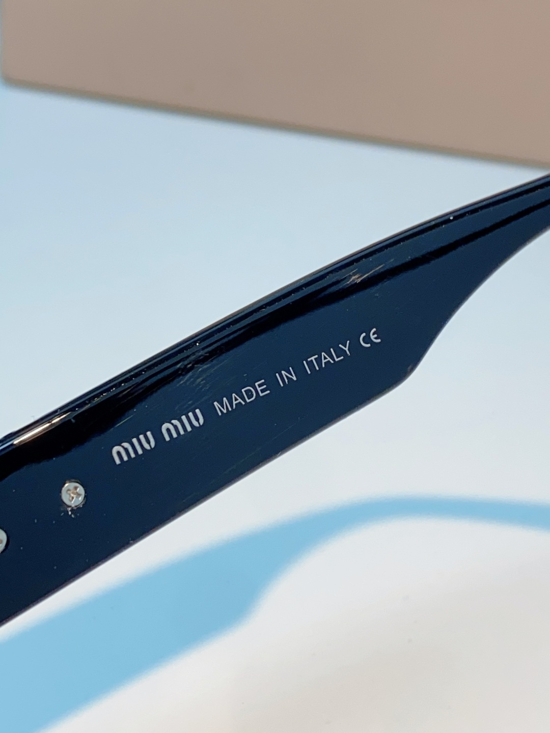 MiuMiu缪缪 2026新款经典猫眼版型利落上扬的猫眼轮廓，修饰脸型一绝，秒变小脸精致感，自带复古摩登