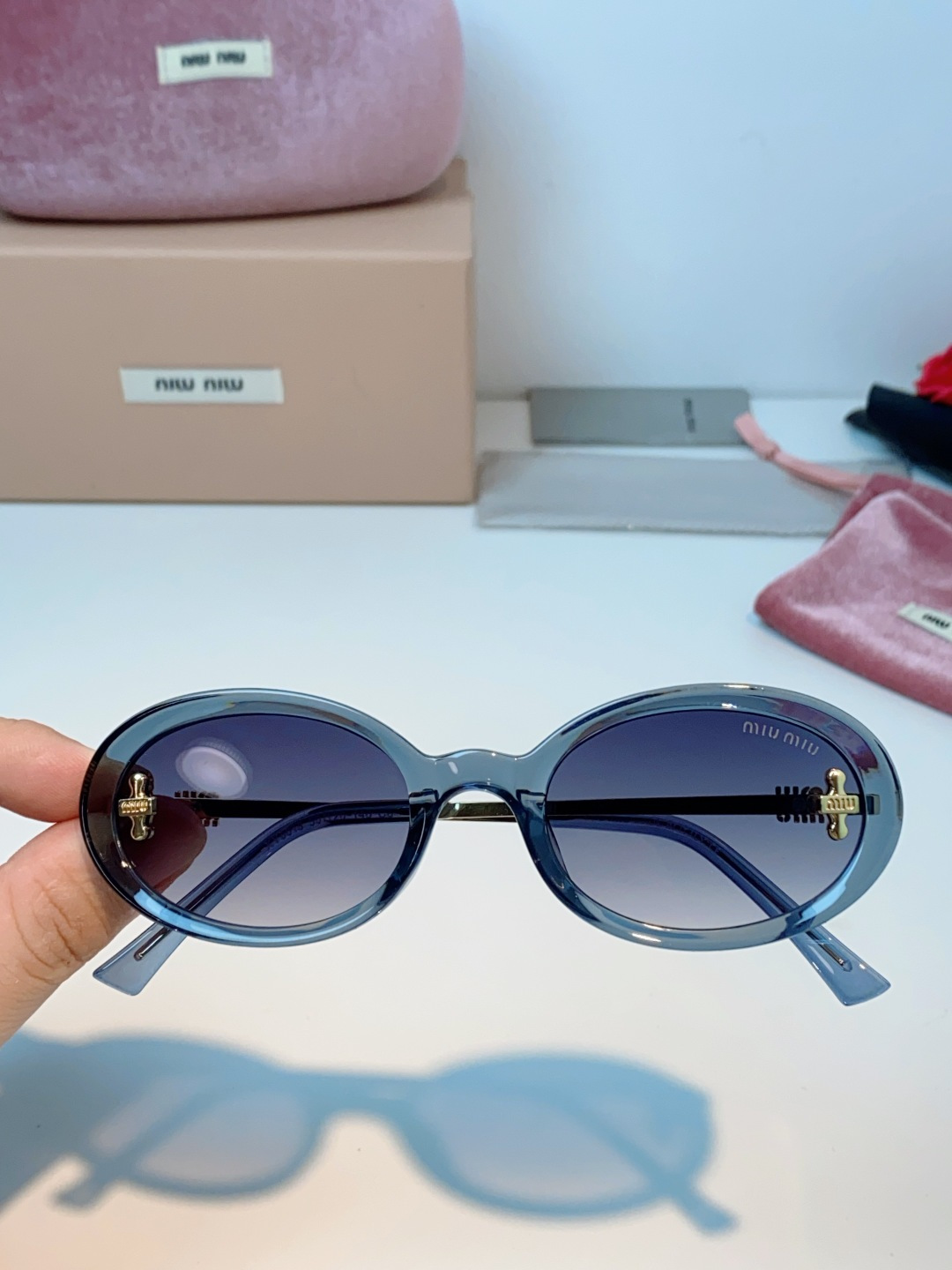 Miu Miu复古椭圆墨镜｜甜酷女孩的本命墨镜来了！90年代复古回潮的椭圆框，直接把氛围感拉满，上脸就是又甜又拽的大小姐