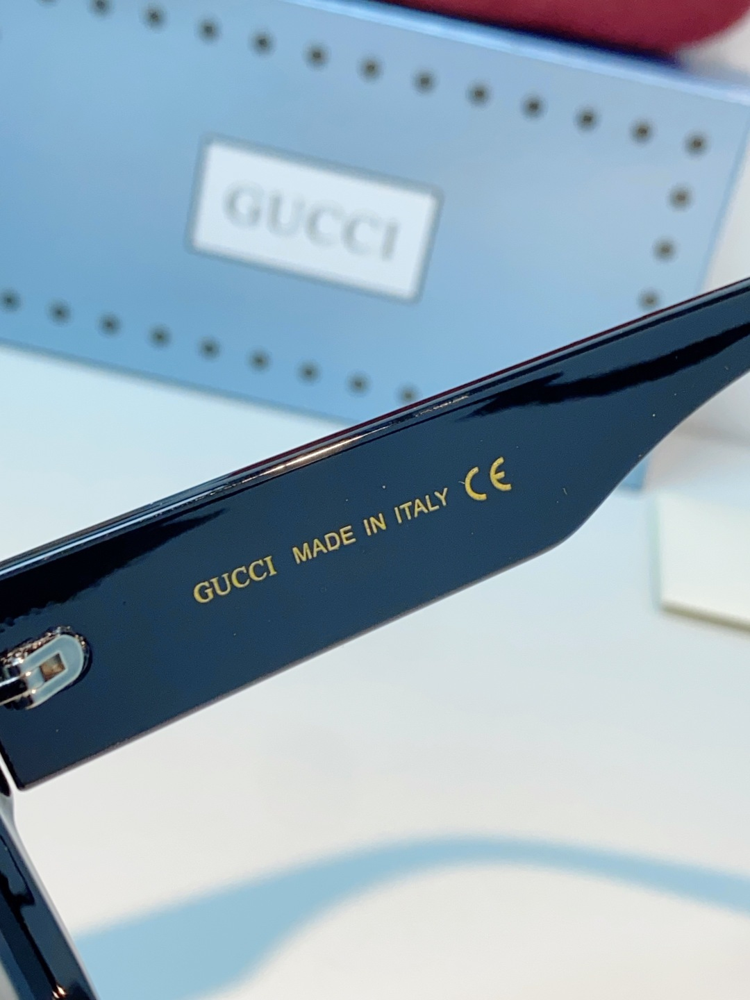Gucci古奇 2026新款压花墨镜，直接把复古贵气感焊在脸上了😭 通体的立体双G压花真的太绝了，亮黑框面在阳光下泛着细