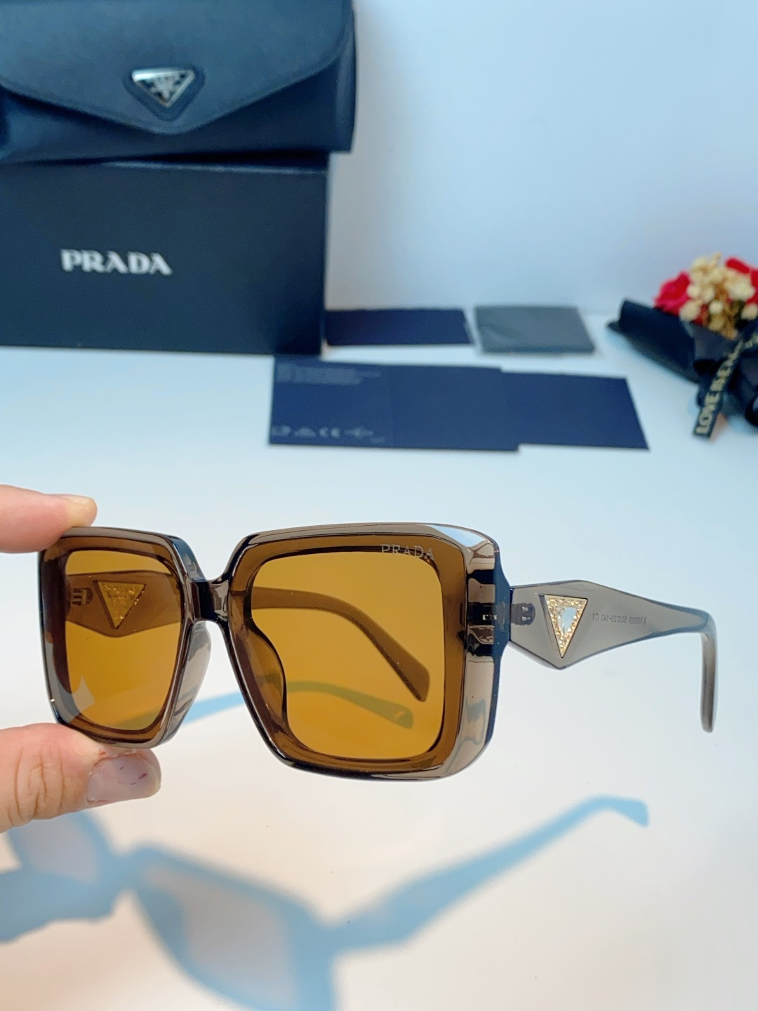 Prada普拉达 方框水晶墨镜｜轻奢氛围感封神单品，经典大框方形版型，利落修饰脸型，秒藏颧骨、下颌棱角，