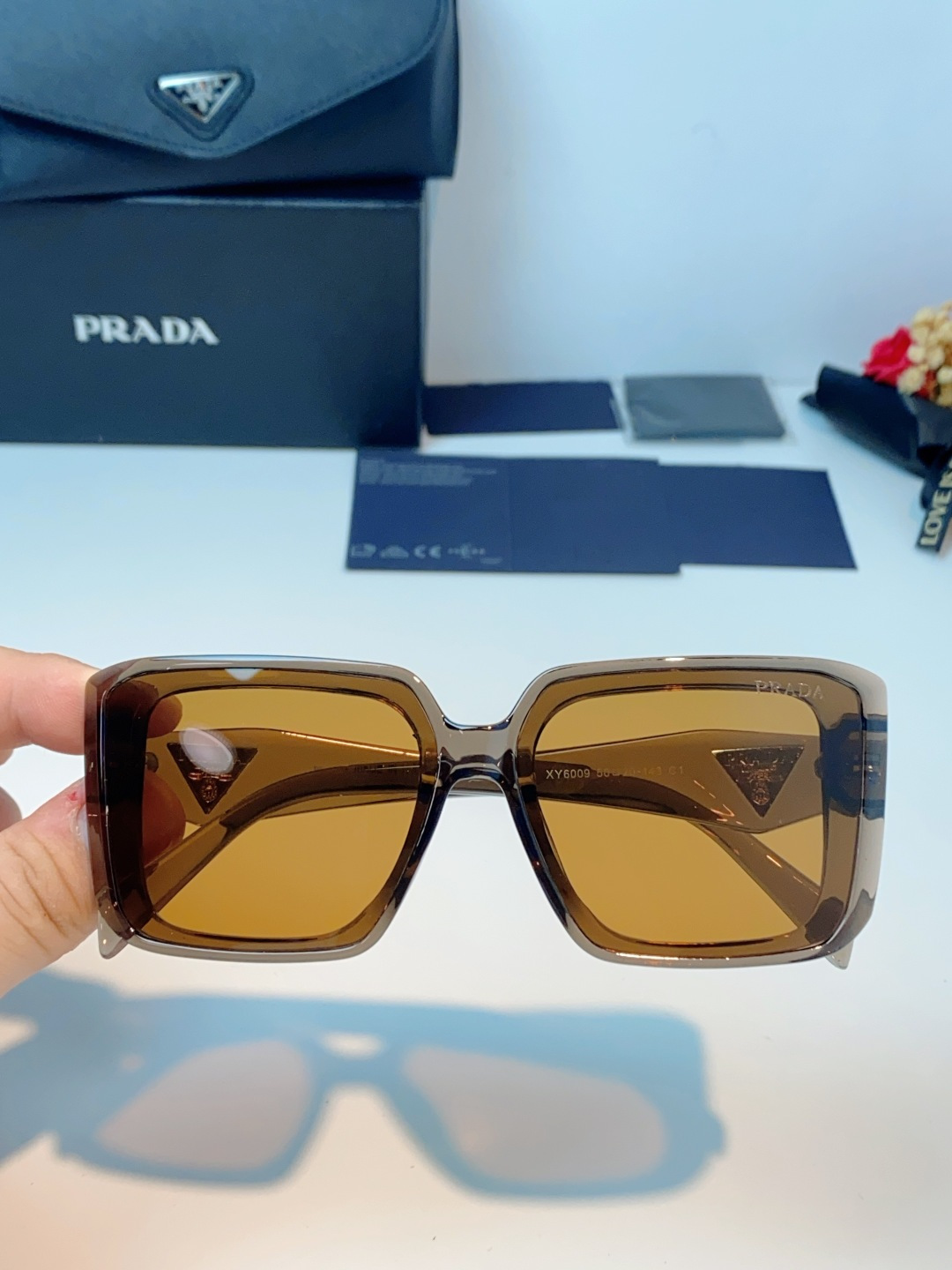 Prada普拉达 方框水晶墨镜｜轻奢氛围感封神单品，经典大框方形版型，利落修饰脸型，秒藏颧骨、下颌棱角，