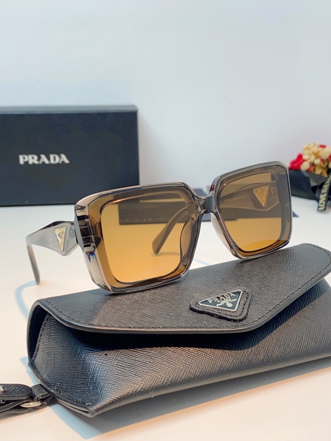 Prada普拉达 方框水晶墨镜｜轻奢氛围感封神单品，经典大框方形版型，利落修饰脸型，秒藏颧骨、下颌棱角，