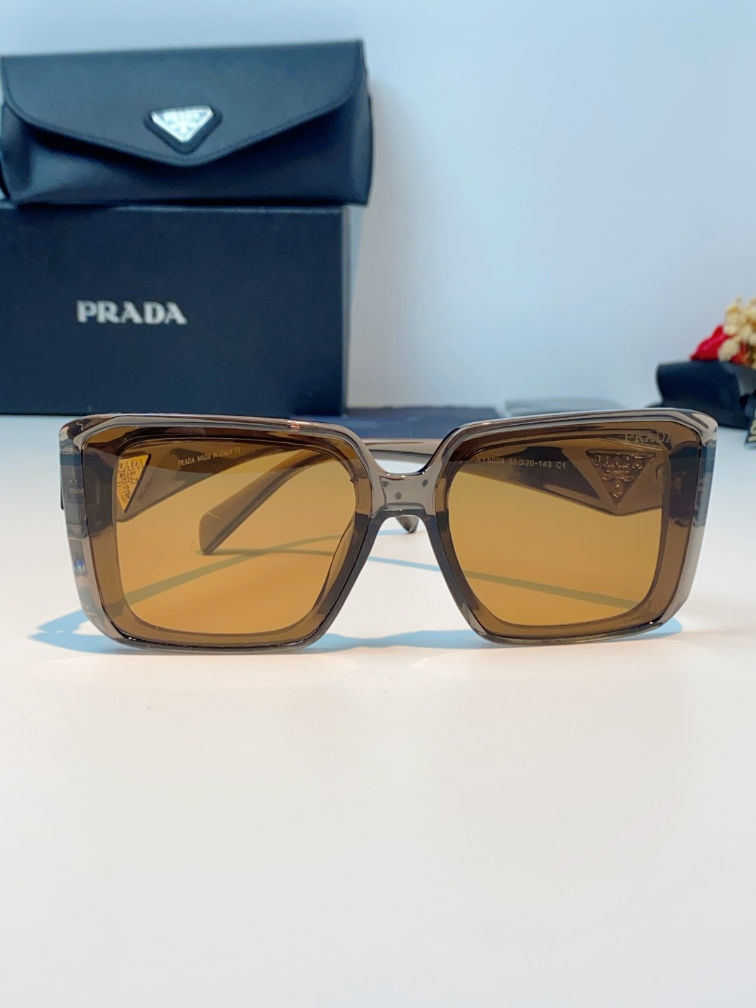 Prada普拉达 方框水晶墨镜｜轻奢氛围感封神单品，经典大框方形版型，利落修饰脸型，秒藏颧骨、下颌棱角，