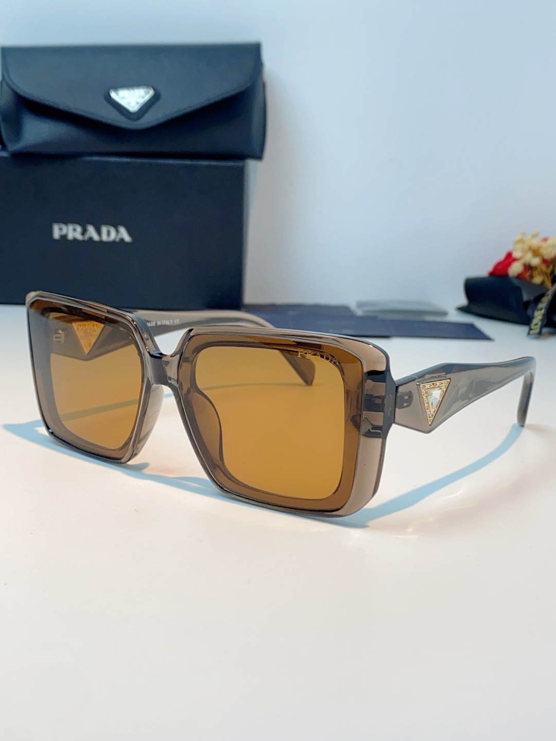 Prada普拉达 方框水晶墨镜｜轻奢氛围感封神单品，经典大框方形版型，利落修饰脸型，秒藏颧骨、下颌棱角，