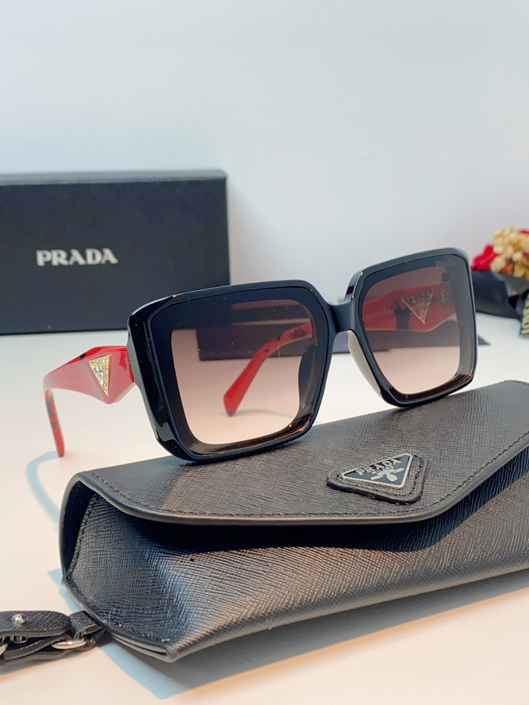 Prada普拉达 方框水晶墨镜｜轻奢氛围感封神单品，经典大框方形版型，利落修饰脸型，秒藏颧骨、下颌棱角，