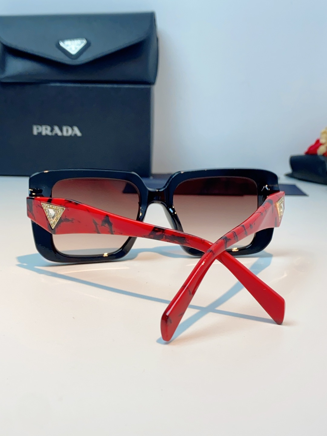 Prada普拉达 方框水晶墨镜｜轻奢氛围感封神单品，经典大框方形版型，利落修饰脸型，秒藏颧骨、下颌棱角，
