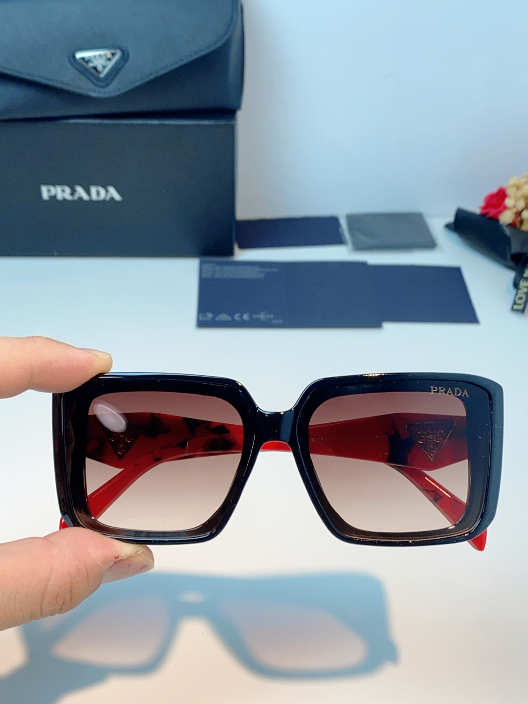 Prada普拉达 方框水晶墨镜｜轻奢氛围感封神单品，经典大框方形版型，利落修饰脸型，秒藏颧骨、下颌棱角，