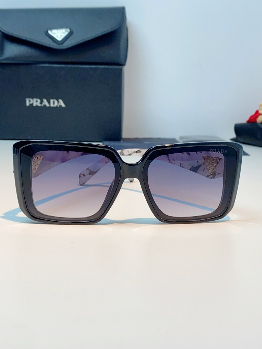 Prada普拉达 方框水晶墨镜｜轻奢氛围感封神单品，经典大框方形版型，利落修饰脸型，秒藏颧骨、下颌棱角，