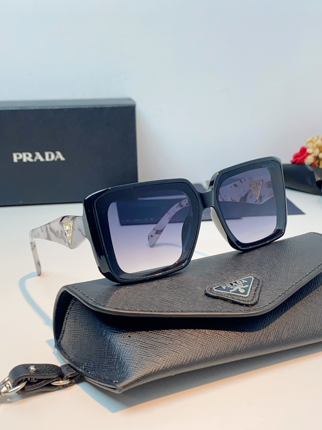 Prada普拉达 方框水晶墨镜｜轻奢氛围感封神单品，经典大框方形版型，利落修饰脸型，秒藏颧骨、下颌棱角，