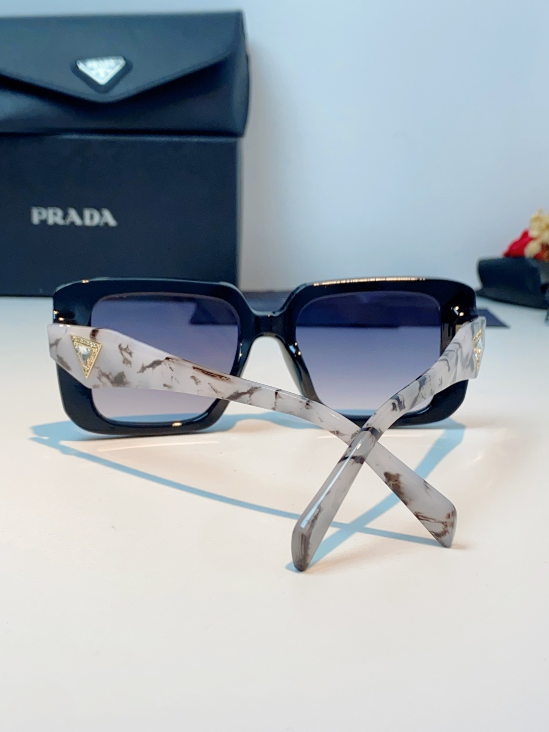 Prada普拉达 方框水晶墨镜｜轻奢氛围感封神单品，经典大框方形版型，利落修饰脸型，秒藏颧骨、下颌棱角，
