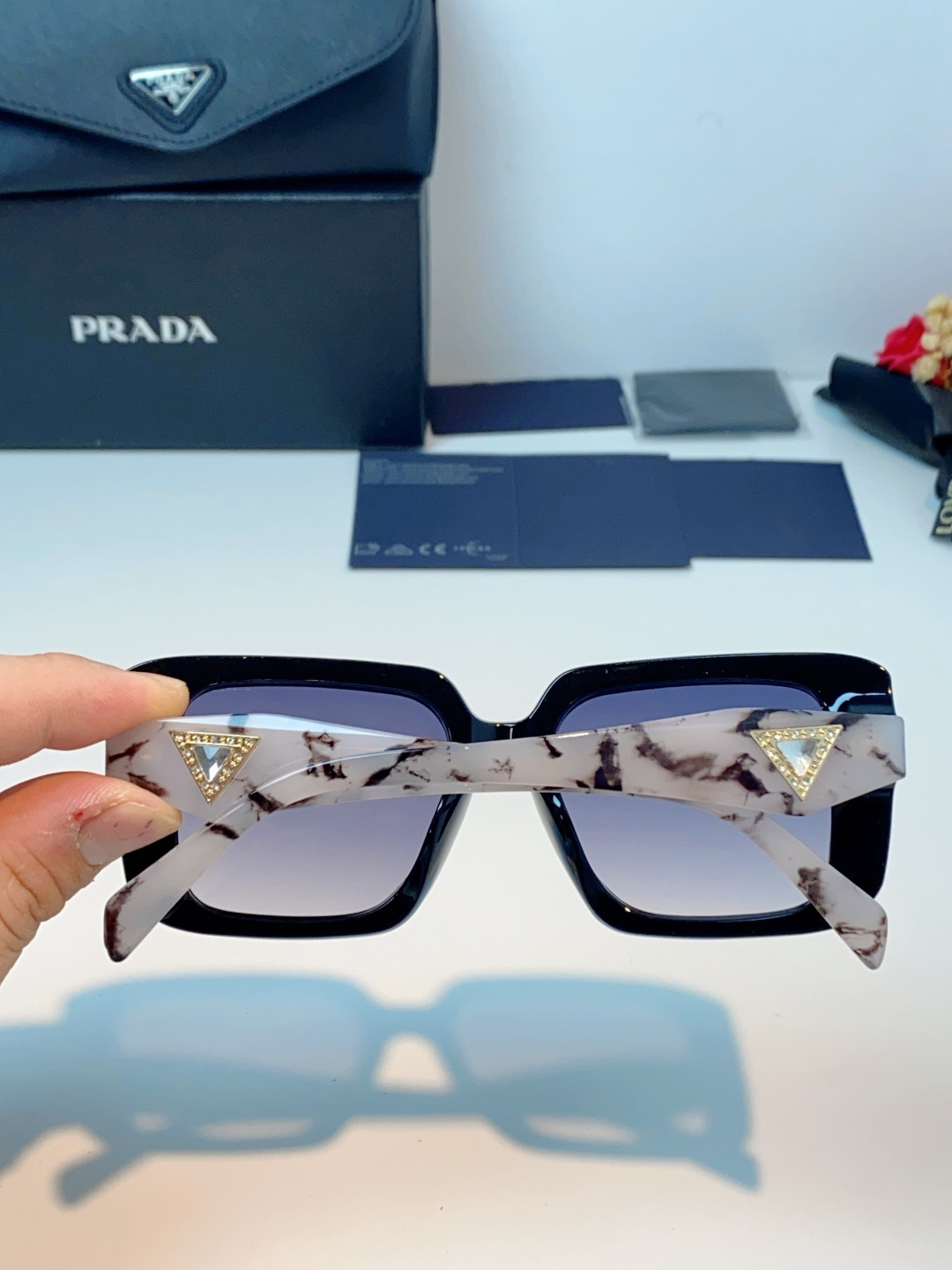 Prada普拉达 方框水晶墨镜｜轻奢氛围感封神单品，经典大框方形版型，利落修饰脸型，秒藏颧骨、下颌棱角，