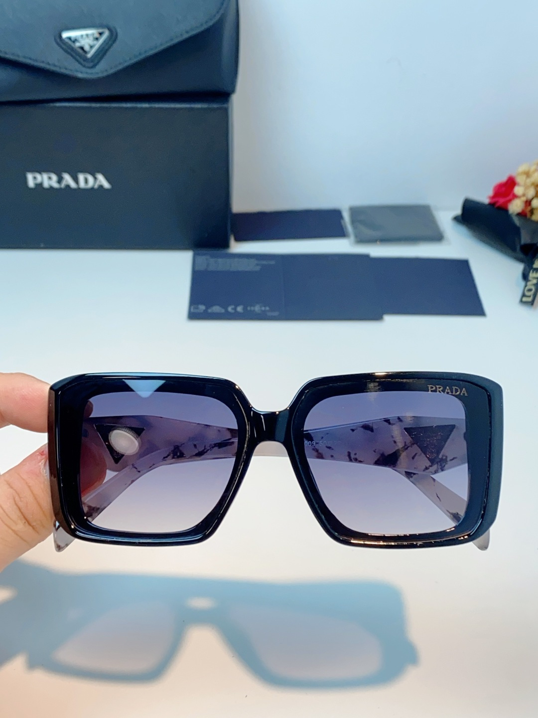 Prada普拉达 方框水晶墨镜｜轻奢氛围感封神单品，经典大框方形版型，利落修饰脸型，秒藏颧骨、下颌棱角，