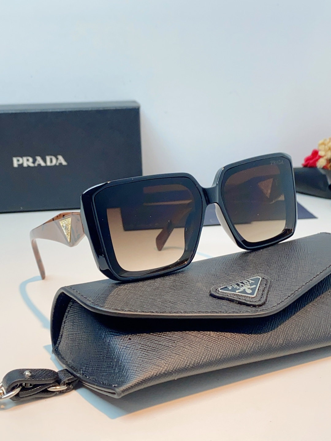 Prada普拉达 方框水晶墨镜｜轻奢氛围感封神单品，经典大框方形版型，利落修饰脸型，秒藏颧骨、下颌棱角，