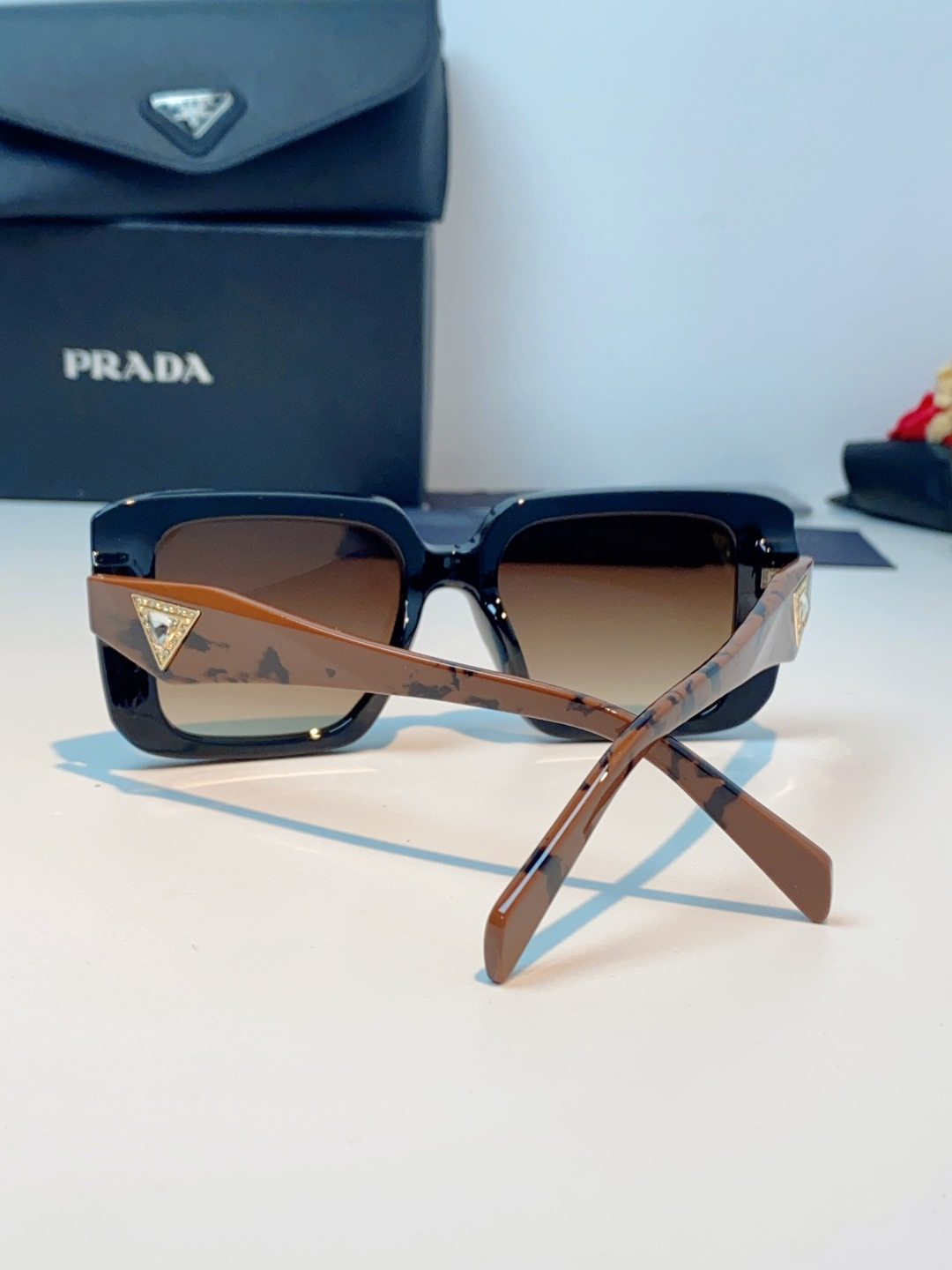 Prada普拉达 方框水晶墨镜｜轻奢氛围感封神单品，经典大框方形版型，利落修饰脸型，秒藏颧骨、下颌棱角，