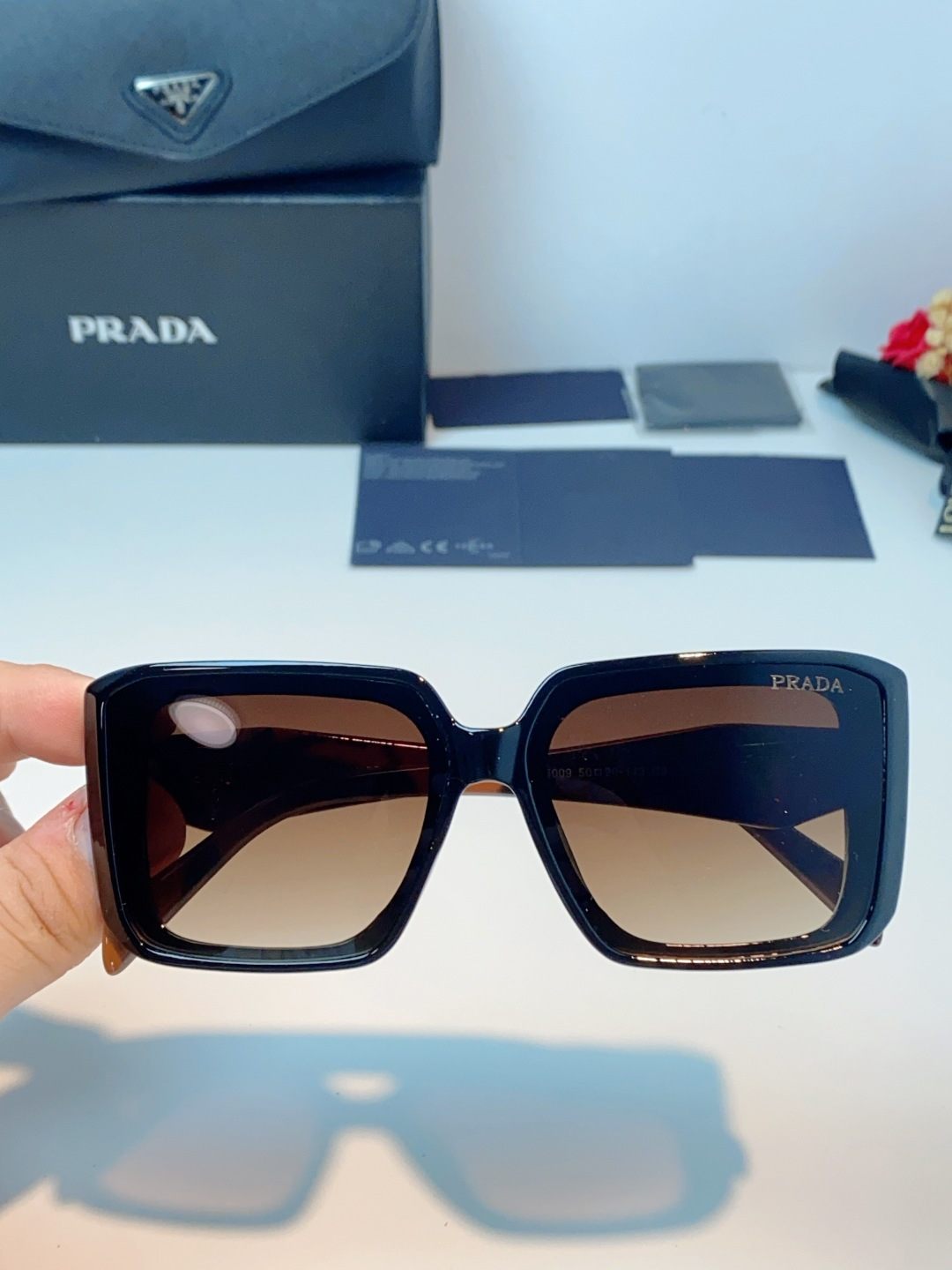 Prada普拉达 方框水晶墨镜｜轻奢氛围感封神单品，经典大框方形版型，利落修饰脸型，秒藏颧骨、下颌棱角，