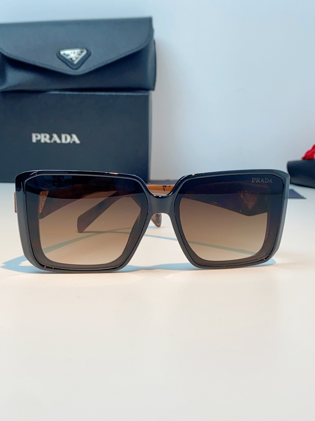 Prada普拉达 方框水晶墨镜｜轻奢氛围感封神单品，经典大框方形版型，利落修饰脸型，秒藏颧骨、下颌棱角，