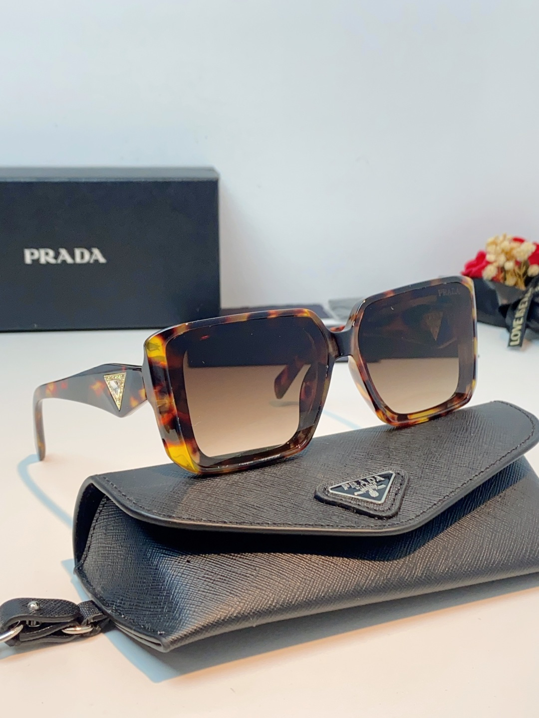 Prada普拉达 方框水晶墨镜｜轻奢氛围感封神单品，经典大框方形版型，利落修饰脸型，秒藏颧骨、下颌棱角，