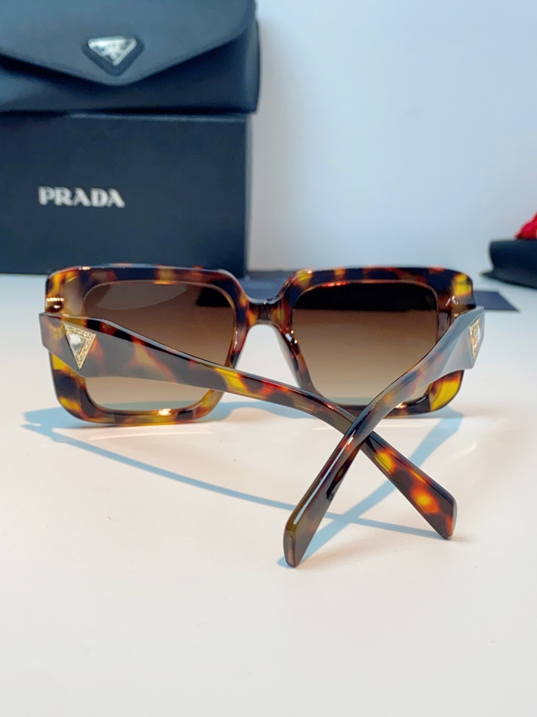 Prada普拉达 方框水晶墨镜｜轻奢氛围感封神单品，经典大框方形版型，利落修饰脸型，秒藏颧骨、下颌棱角，