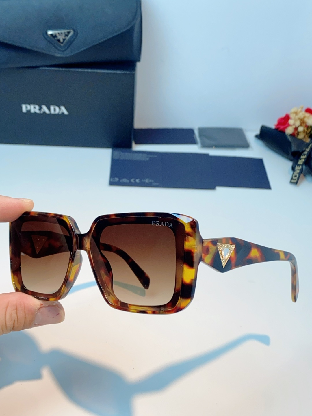 Prada普拉达 方框水晶墨镜｜轻奢氛围感封神单品，经典大框方形版型，利落修饰脸型，秒藏颧骨、下颌棱角，
