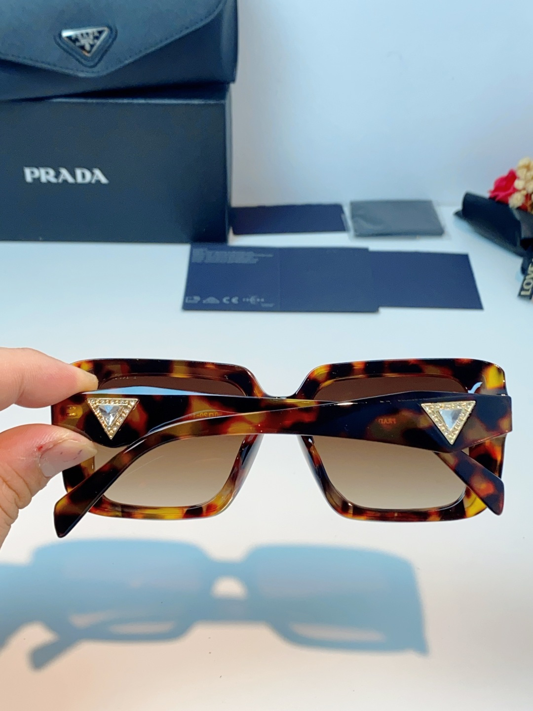 Prada普拉达 方框水晶墨镜｜轻奢氛围感封神单品，经典大框方形版型，利落修饰脸型，秒藏颧骨、下颌棱角，