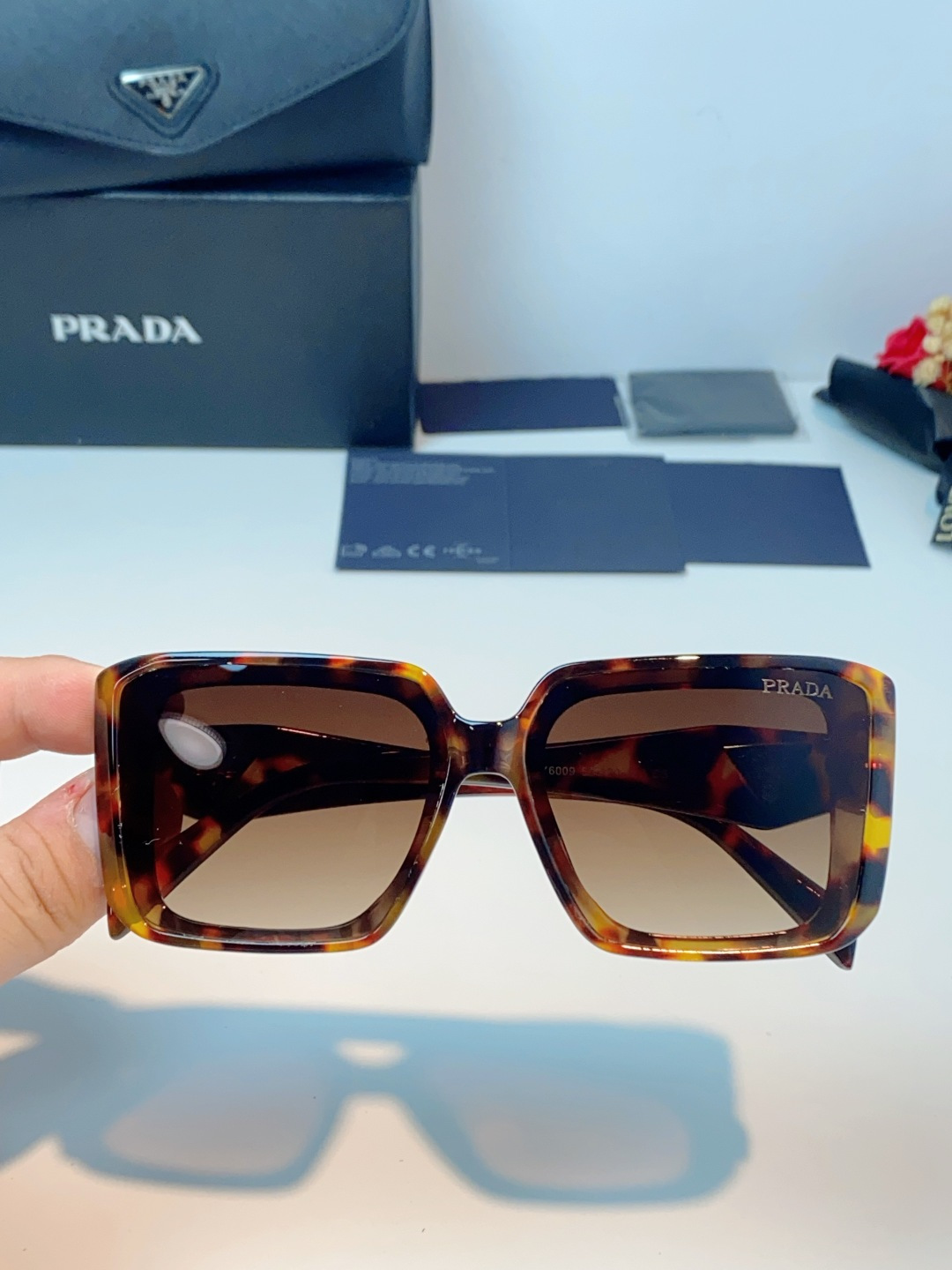 Prada普拉达 方框水晶墨镜｜轻奢氛围感封神单品，经典大框方形版型，利落修饰脸型，秒藏颧骨、下颌棱角，