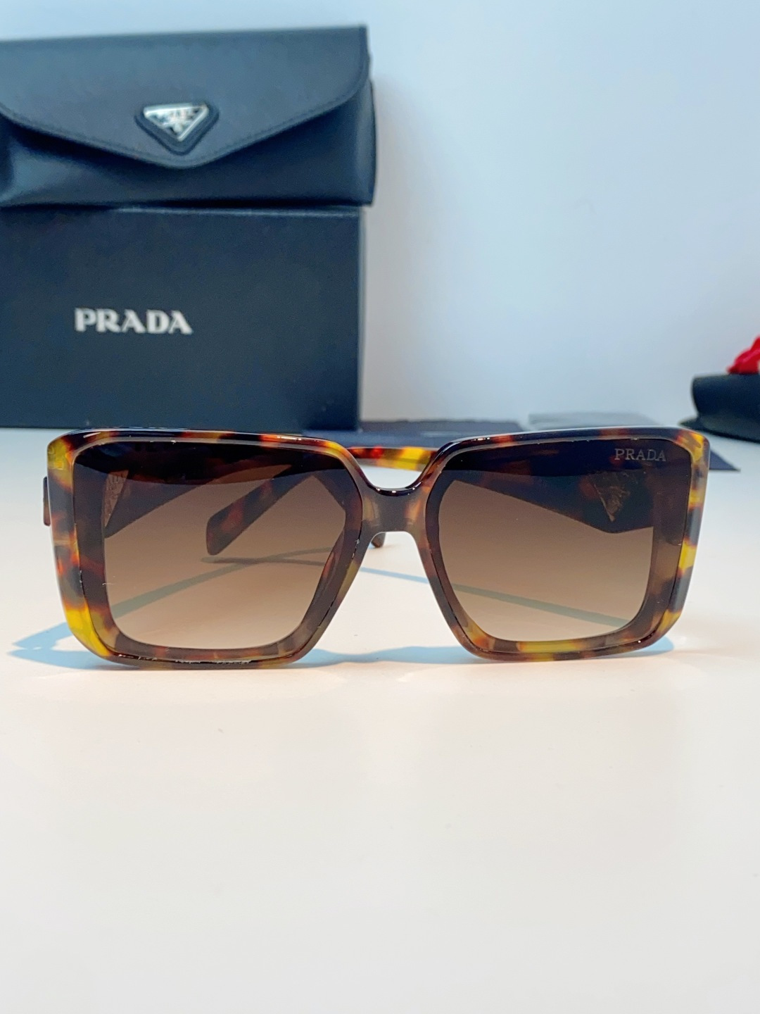 Prada普拉达 方框水晶墨镜｜轻奢氛围感封神单品，经典大框方形版型，利落修饰脸型，秒藏颧骨、下颌棱角，