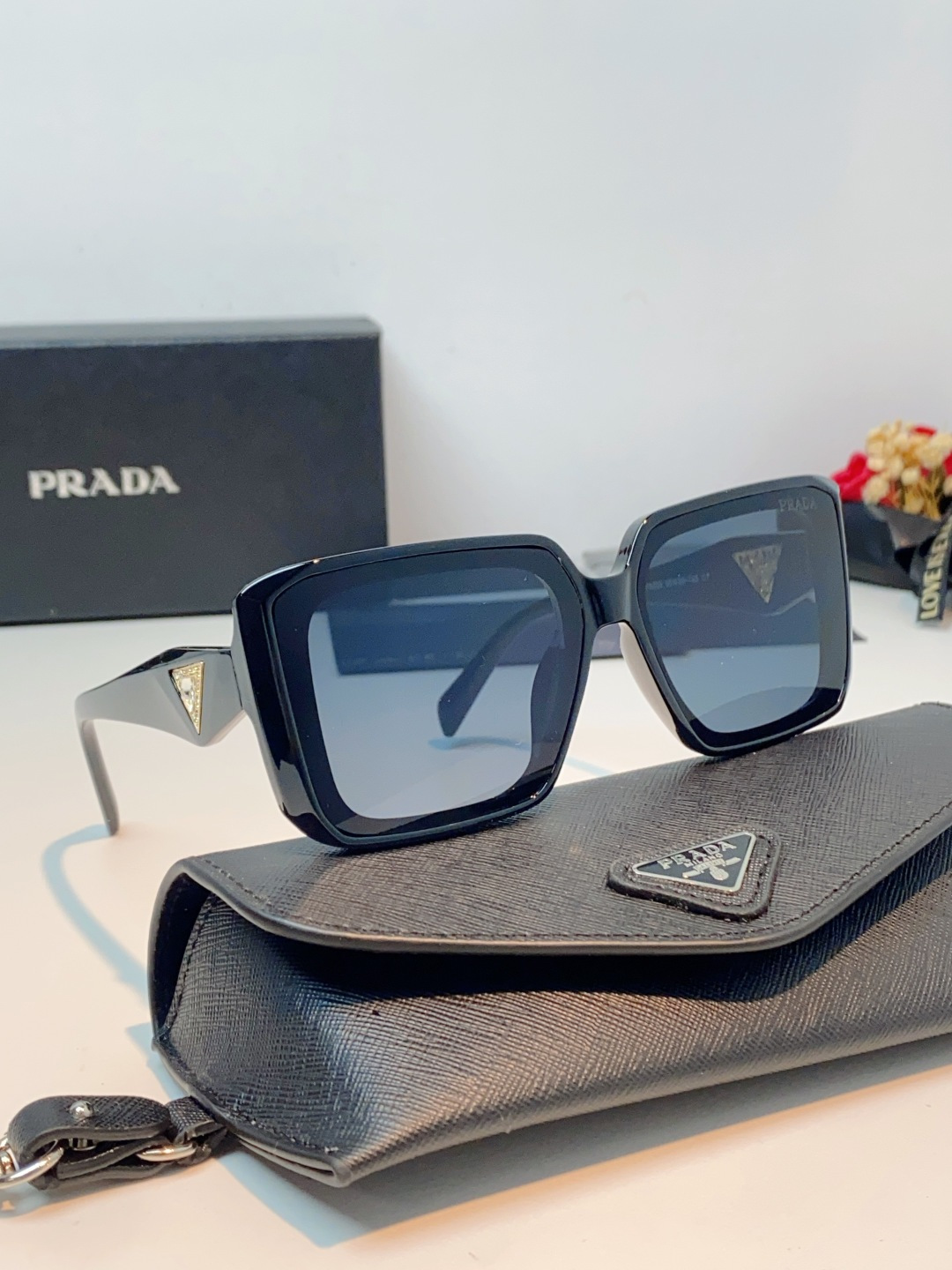 Prada普拉达 方框水晶墨镜｜轻奢氛围感封神单品，经典大框方形版型，利落修饰脸型，秒藏颧骨、下颌棱角，
