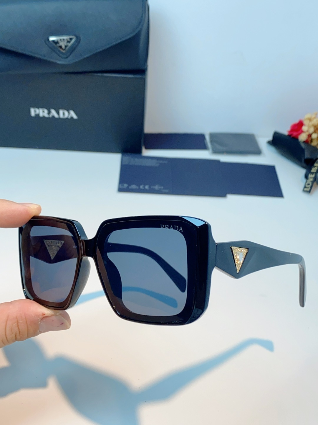 Prada普拉达 方框水晶墨镜｜轻奢氛围感封神单品，经典大框方形版型，利落修饰脸型，秒藏颧骨、下颌棱角，