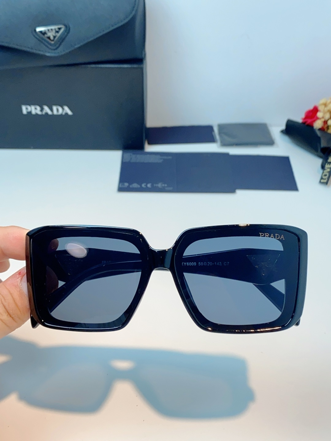 Prada普拉达 方框水晶墨镜｜轻奢氛围感封神单品，经典大框方形版型，利落修饰脸型，秒藏颧骨、下颌棱角，