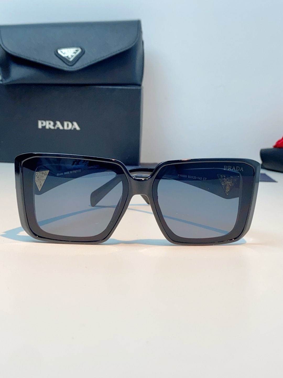 Prada普拉达 方框水晶墨镜｜轻奢氛围感封神单品，经典大框方形版型，利落修饰脸型，秒藏颧骨、下颌棱角，