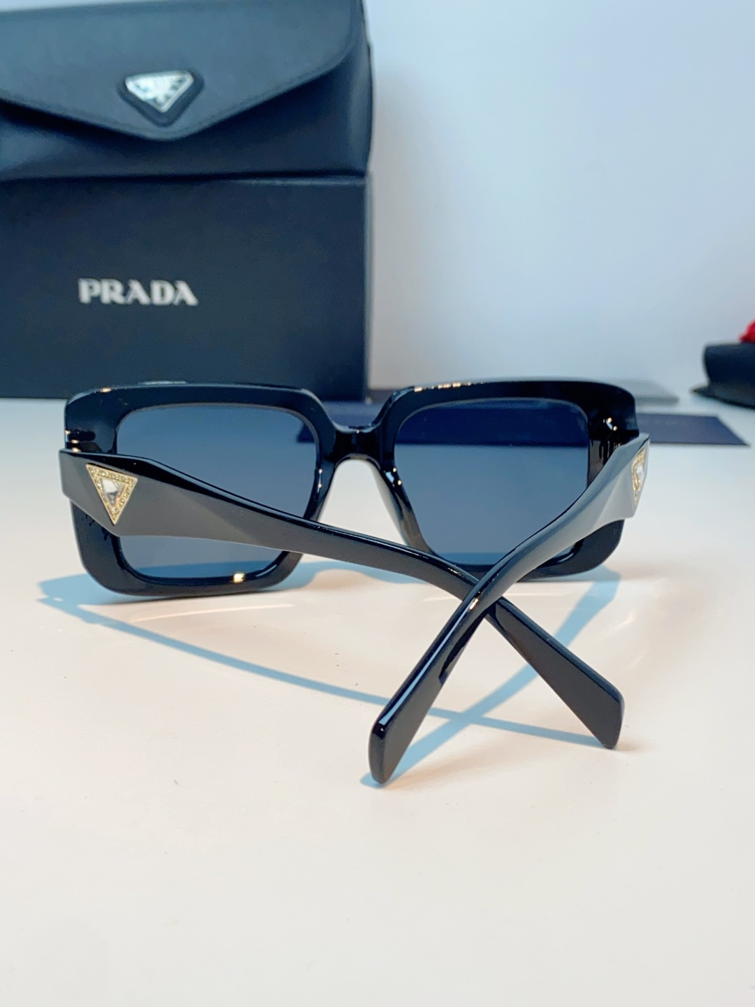 Prada普拉达 方框水晶墨镜｜轻奢氛围感封神单品，经典大框方形版型，利落修饰脸型，秒藏颧骨、下颌棱角，