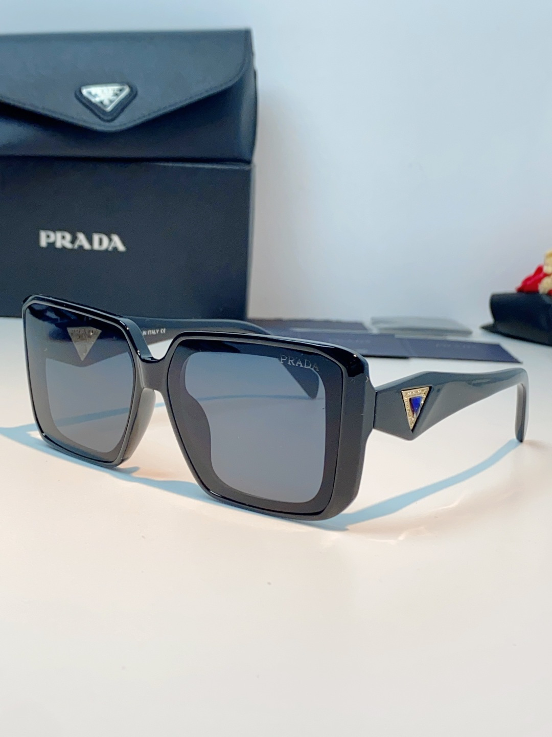 Prada普拉达 方框水晶墨镜｜轻奢氛围感封神单品，经典大框方形版型，利落修饰脸型，秒藏颧骨、下颌棱角，