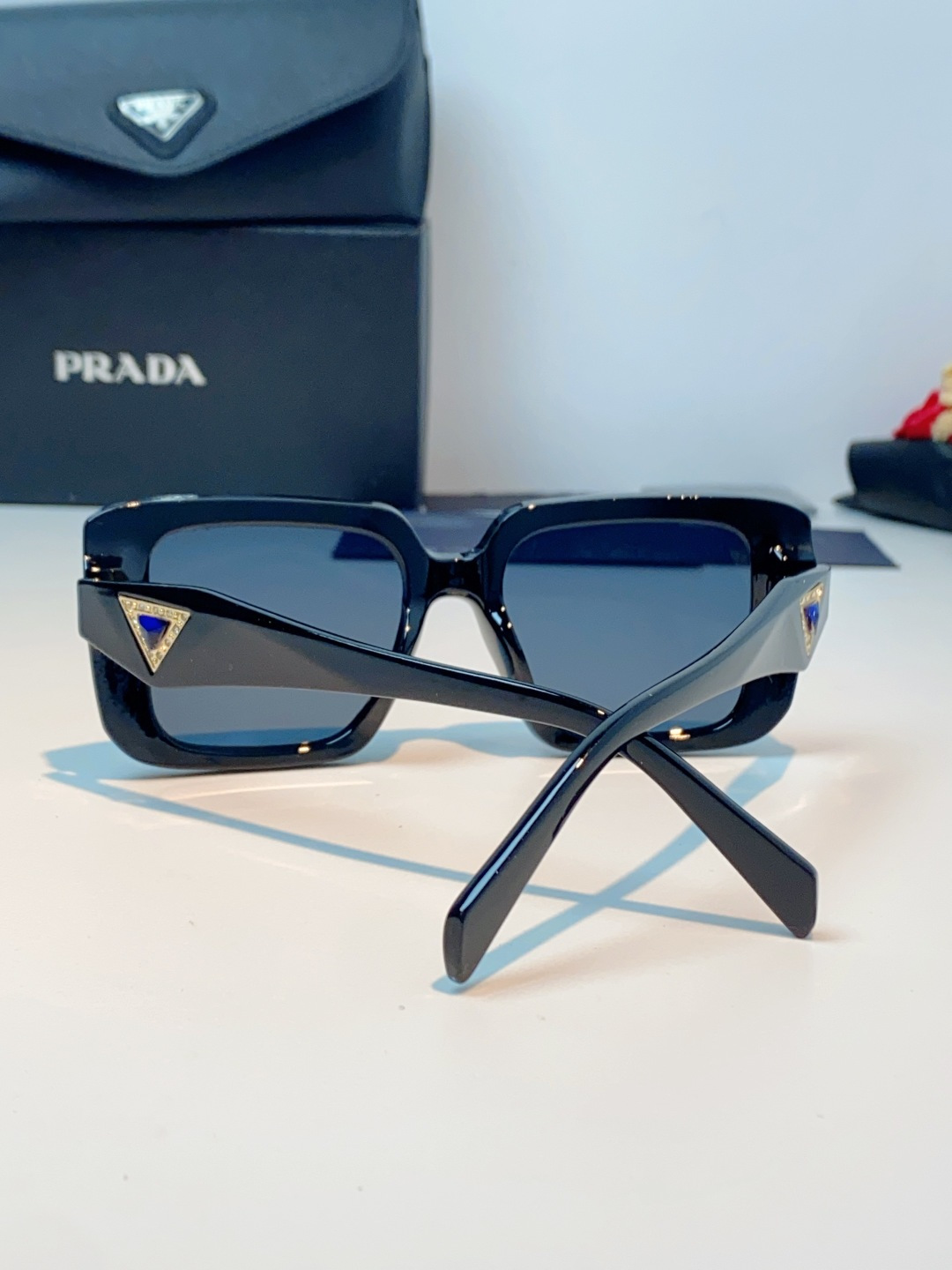 Prada普拉达 方框水晶墨镜｜轻奢氛围感封神单品，经典大框方形版型，利落修饰脸型，秒藏颧骨、下颌棱角，