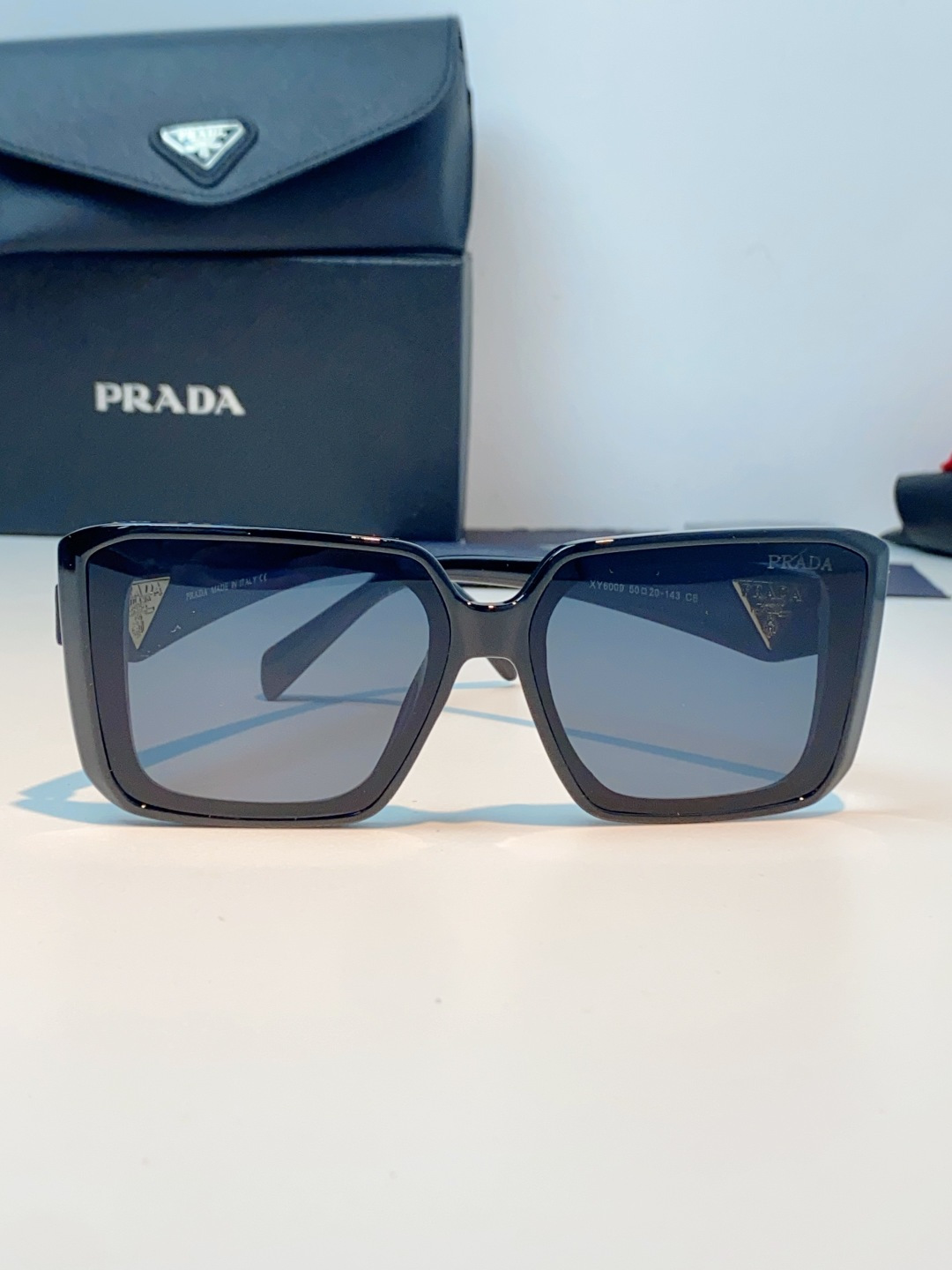 Prada普拉达 方框水晶墨镜｜轻奢氛围感封神单品，经典大框方形版型，利落修饰脸型，秒藏颧骨、下颌棱角，