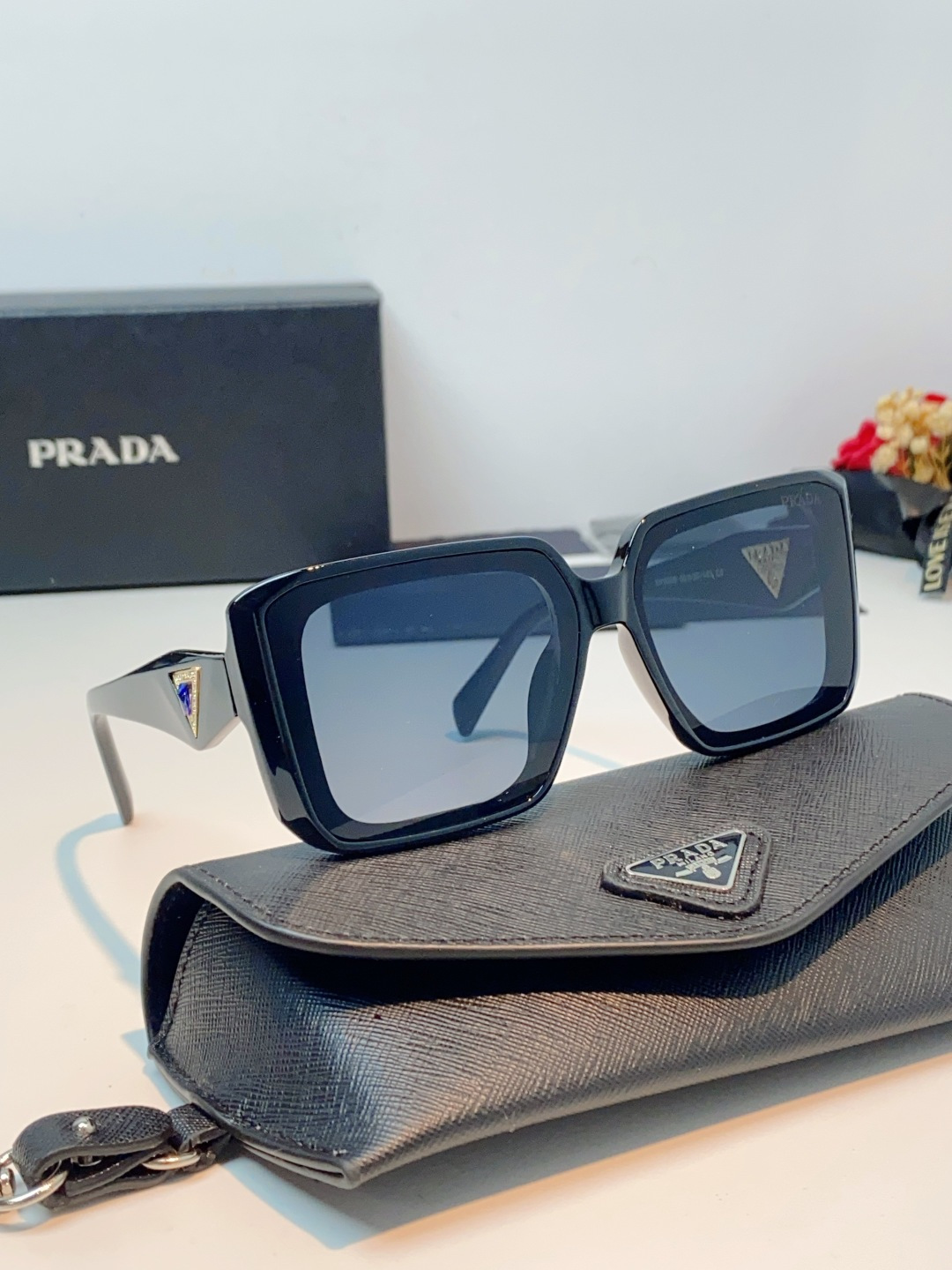 Prada普拉达 方框水晶墨镜｜轻奢氛围感封神单品，经典大框方形版型，利落修饰脸型，秒藏颧骨、下颌棱角，