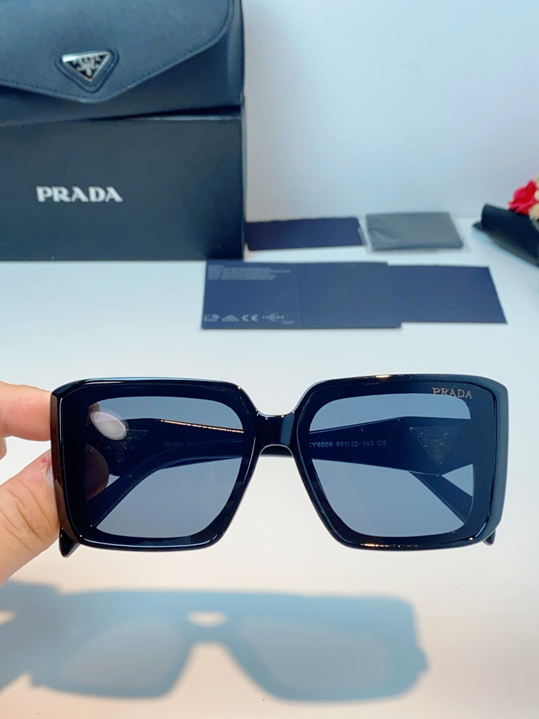 Prada普拉达 方框水晶墨镜｜轻奢氛围感封神单品，经典大框方形版型，利落修饰脸型，秒藏颧骨、下颌棱角，