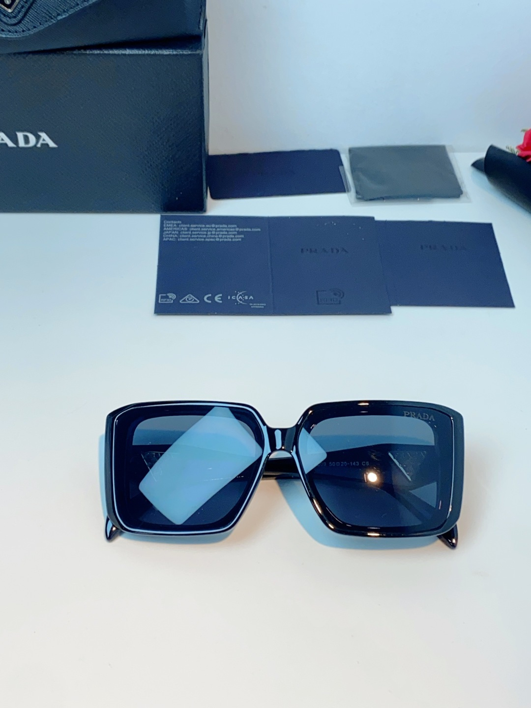 Prada普拉达 方框水晶墨镜｜轻奢氛围感封神单品，经典大框方形版型，利落修饰脸型，秒藏颧骨、下颌棱角，