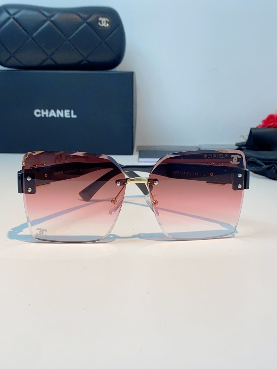 Chanel无框渐变墨镜｜温柔千金氛围感天花板，无框大切边设计，轻盈通透不压鼻，上脸修饰脸型超绝，柔和放