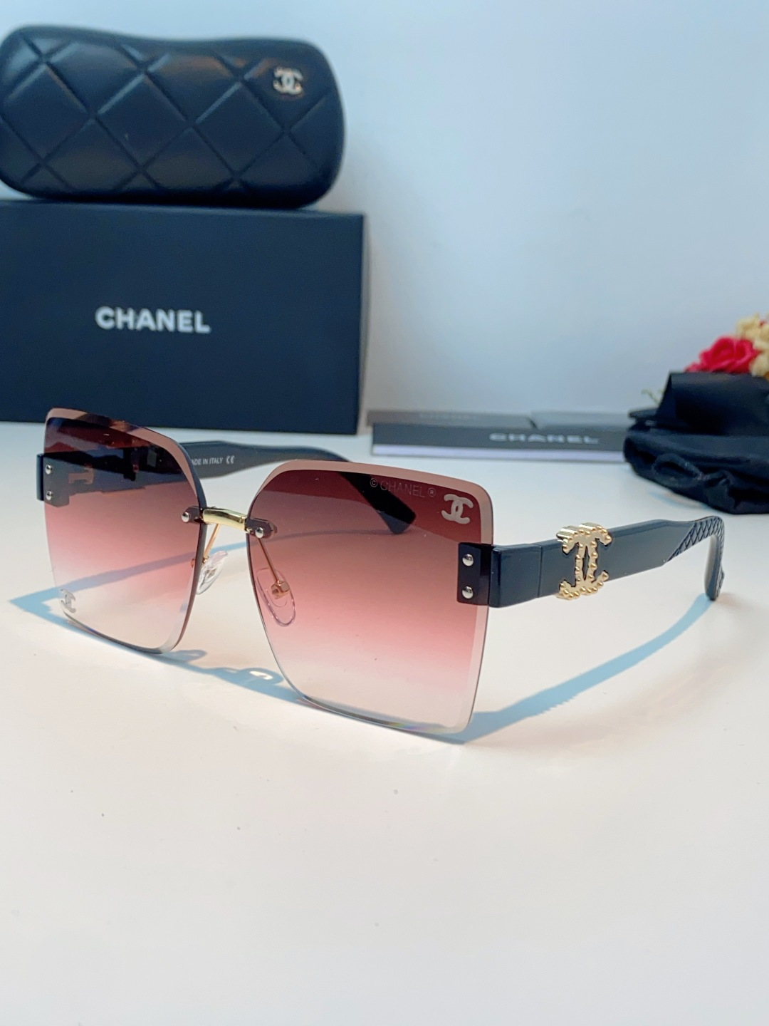 Chanel无框渐变墨镜｜温柔千金氛围感天花板，无框大切边设计，轻盈通透不压鼻，上脸修饰脸型超绝，柔和放