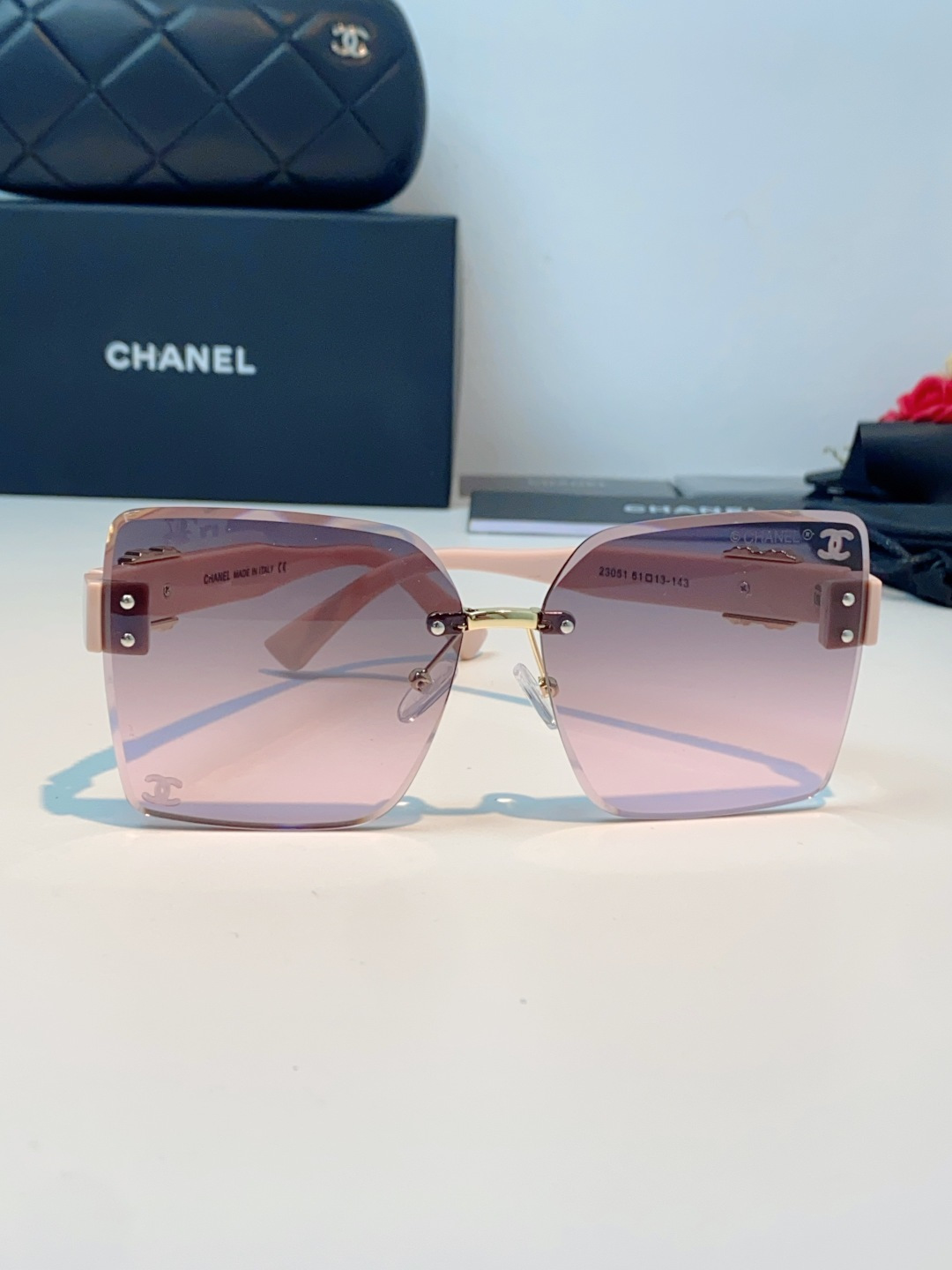 Chanel无框渐变墨镜｜温柔千金氛围感天花板，无框大切边设计，轻盈通透不压鼻，上脸修饰脸型超绝，柔和放