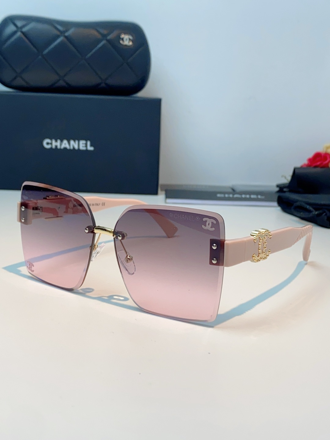 Chanel无框渐变墨镜｜温柔千金氛围感天花板，无框大切边设计，轻盈通透不压鼻，上脸修饰脸型超绝，柔和放