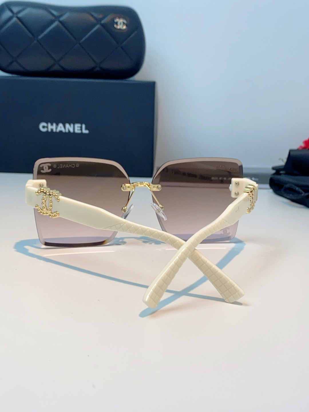 Chanel无框渐变墨镜｜温柔千金氛围感天花板，无框大切边设计，轻盈通透不压鼻，上脸修饰脸型超绝，柔和放