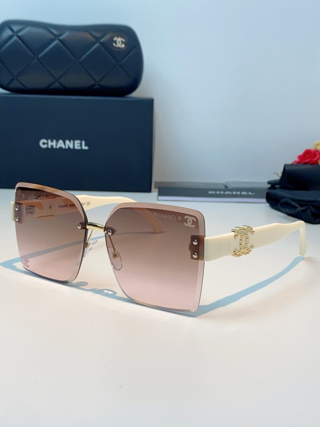 Chanel无框渐变墨镜｜温柔千金氛围感天花板，无框大切边设计，轻盈通透不压鼻，上脸修饰脸型超绝，柔和放