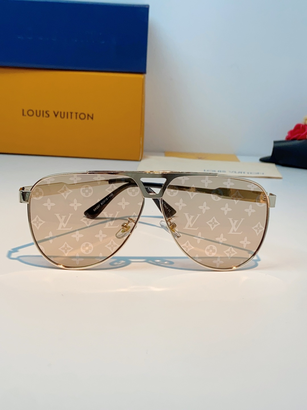 Louis Vuitton 路易威登 经典双梁飞行员镜框，利落金属线条利落大气，上脸修饰脸型，利落显脸小，自带高级酷感，